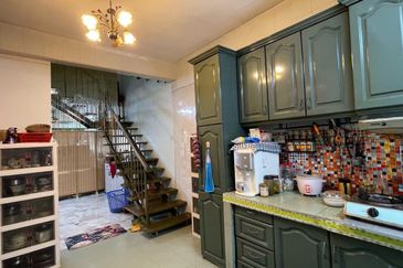 2 Storey End Lot @ Taman Kinrara Puchong