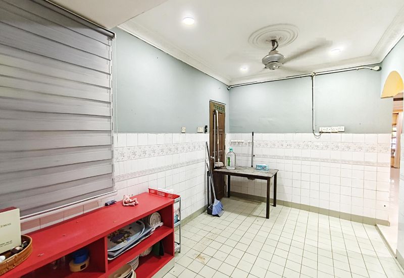 CORNER LOT Double Storey House 5R 3B @Seksyen 7 Kota Damansara