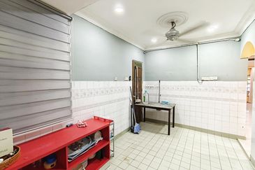 CORNER LOT Double Storey House 5R 3B @Seksyen 7 Kota Damansara