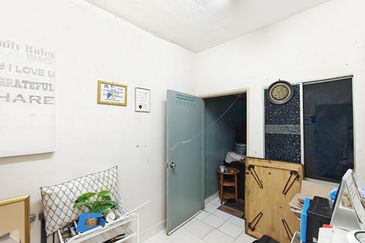 CORNER LOT Double Storey House 5R 3B @Seksyen 7 Kota Damansara