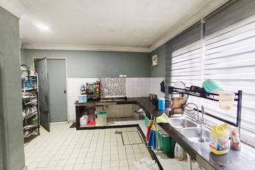 CORNER LOT Double Storey House 5R 3B @Seksyen 7 Kota Damansara