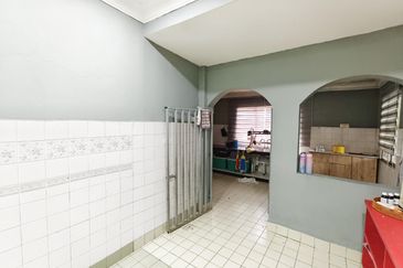 CORNER LOT Double Storey House 5R 3B @Seksyen 7 Kota Damansara