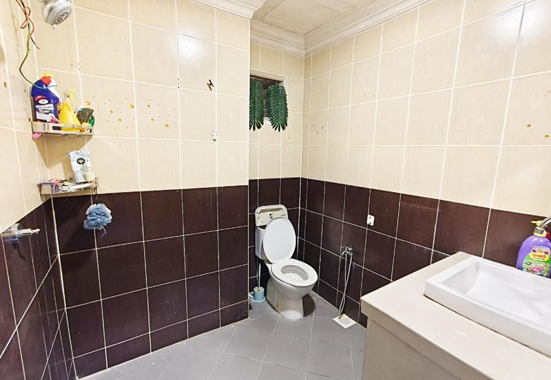 CORNER LOT Double Storey House 5R 3B @Seksyen 7 Kota Damansara