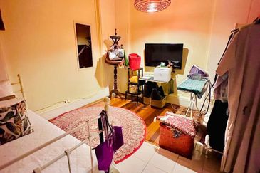 Renovated Nice ID 2.5 Storey Terrace @ Jalan Nikel Seksyen 7 Shah Alam.