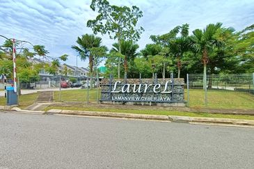 LaureL @ Laman View