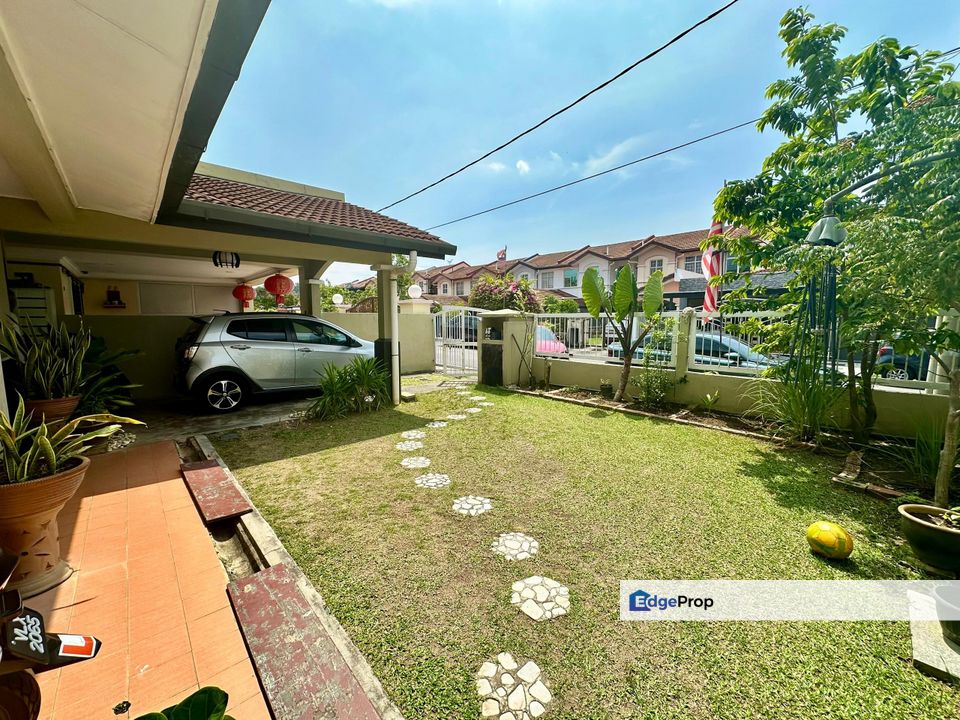 End Lot Unit with Land Double Storey  Bandar Putra Permai Seri Kembangan , Selangor, Puchong South
