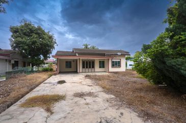 Banting Bungalow House (Jalan Kemboja)