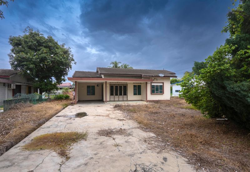 Banting Bungalow House (Jalan Kemboja)