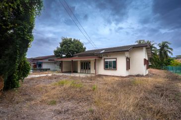 Banting Bungalow House (Jalan Kemboja)