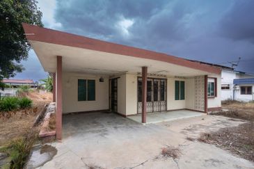 Banting Bungalow House (Jalan Kemboja)