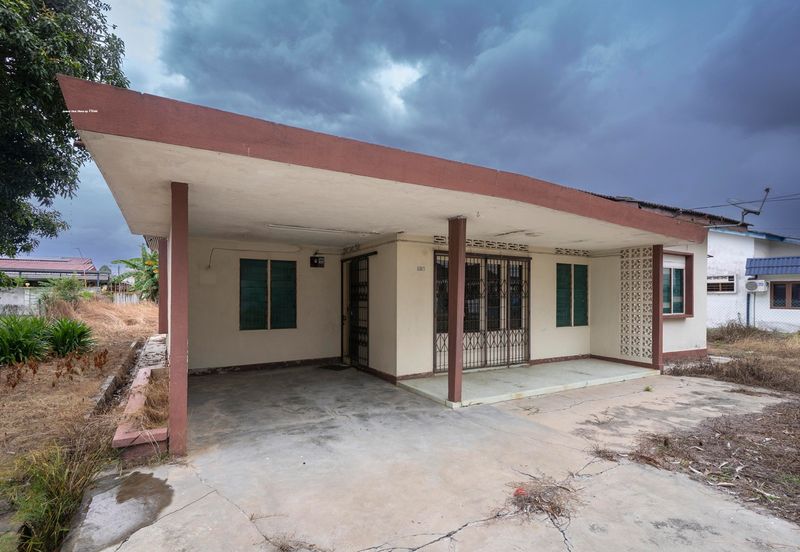 Banting Bungalow House (Jalan Kemboja)