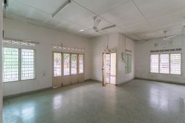 Banting Bungalow House (Jalan Kemboja)