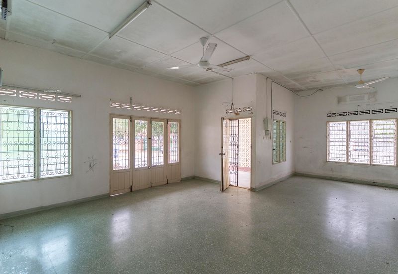 Banting Bungalow House (Jalan Kemboja)