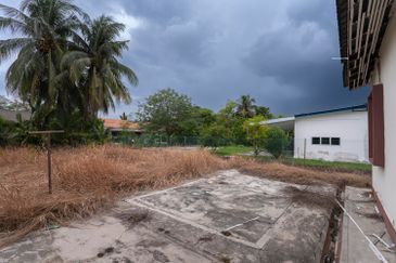 Banting Bungalow House (Jalan Kemboja)