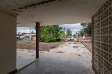 Banting Bungalow House (Jalan Kemboja)