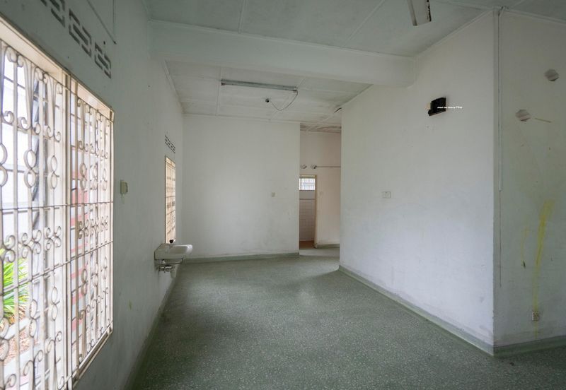 Banting Bungalow House (Jalan Kemboja)