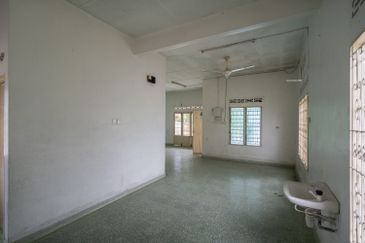 Banting Bungalow House (Jalan Kemboja)