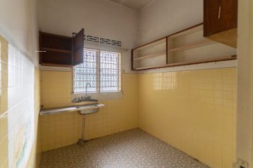 Banting Bungalow House (Jalan Kemboja)