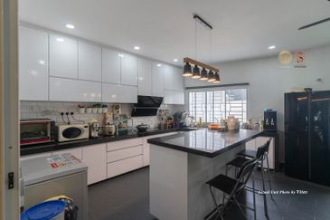 Jalan Penaga Lake View House