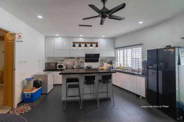 Jalan Penaga Lake View House