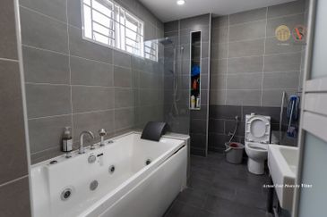 Jalan Penaga Lake View House