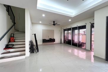 [FACING NORTH EAST| PARTIAL FURNISHED| PRIME AREA] 2 Storey Semi D Taman Delima Jaya Dengkil