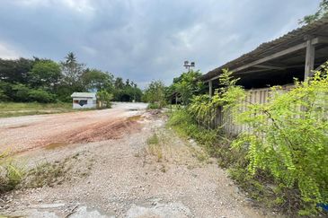 4.7 acres first lot land at chemor, Perak