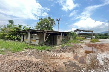 4.7 acres first lot land at chemor, Perak