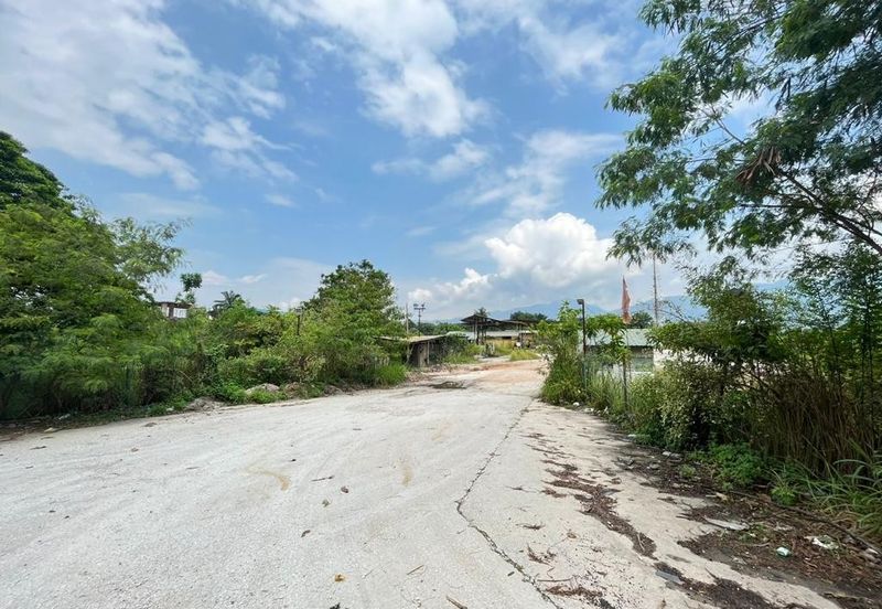 4.7 acres first lot land at chemor, Perak