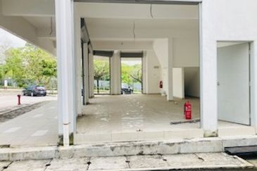 Freehold 2 Storey Corner ShopLot Desa Kolej Bandar Baru Nilai For Sale