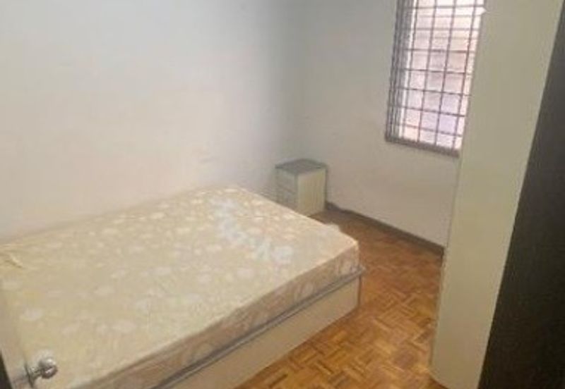 Sri Puteri (Earls Court), Ukay Perdana