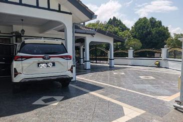 Corner lot 2 tingkat muat 6 biji kereta. Tepi padang. Puncak Alam