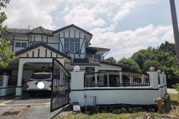 Corner lot 2 tingkat muat 6 biji kereta. Tepi padang. Puncak Alam