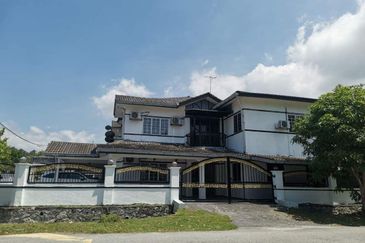 Corner lot 2 tingkat muat 6 biji kereta. Tepi padang. Puncak Alam