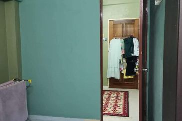 Corner lot 2 tingkat muat 6 biji kereta. Tepi padang. Puncak Alam