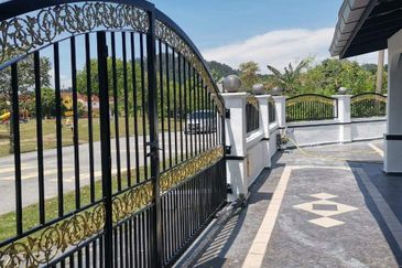 Corner lot 2 tingkat muat 6 biji kereta. Tepi padang. Puncak Alam