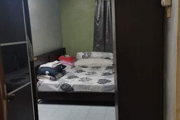 Corner lot 2 tingkat muat 6 biji kereta. Tepi padang. Puncak Alam