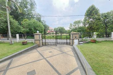 Banglo 2 tingkat 10,500 sqft , dekat masjid, Puncak Alam