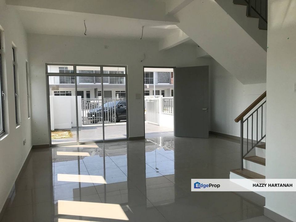 Teres 2 tingkat, Rumah baru Endlot. Halya 2, Daunan Worldwide, Puncak Alam , Selangor, Bandar Puncak Alam