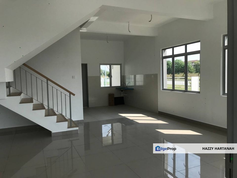 Teres 2 tingkat, Rumah baru Endlot. Halya 2, Daunan Worldwide, Puncak Alam , Selangor, Bandar Puncak Alam