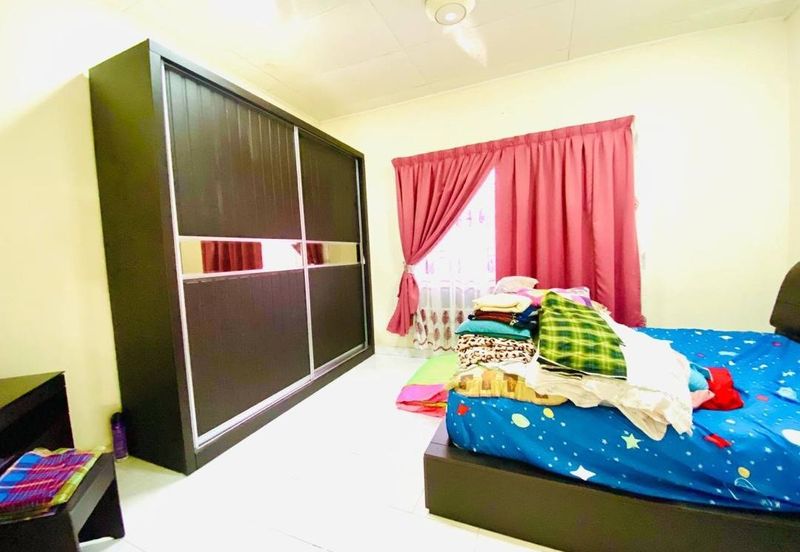 2 Storey Terrace House, Bukit Subang. Shah Alam. 10ft land at Back