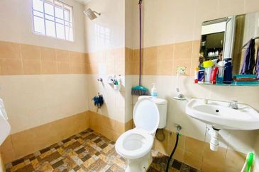 2 Storey Terrace House, Bukit Subang. Shah Alam. 10ft land at Back