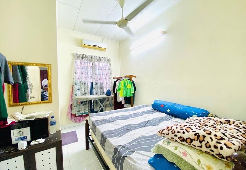 2 Storey Terrace House, Bukit Subang. Shah Alam. 10ft land at Back