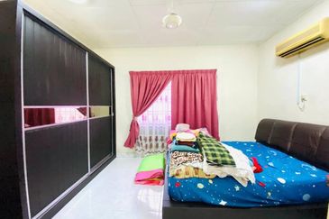 2 Storey Terrace House, Bukit Subang. Shah Alam. 10ft land at Back