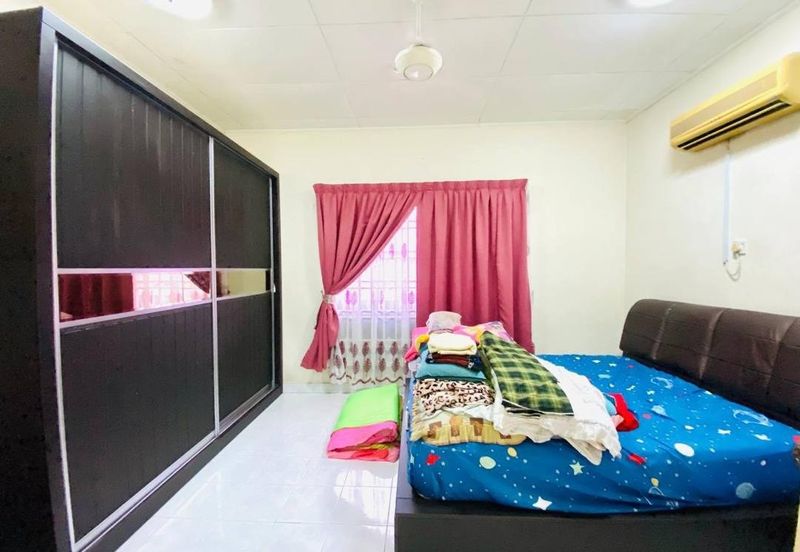 2 Storey Terrace House, Bukit Subang. Shah Alam. 10ft land at Back