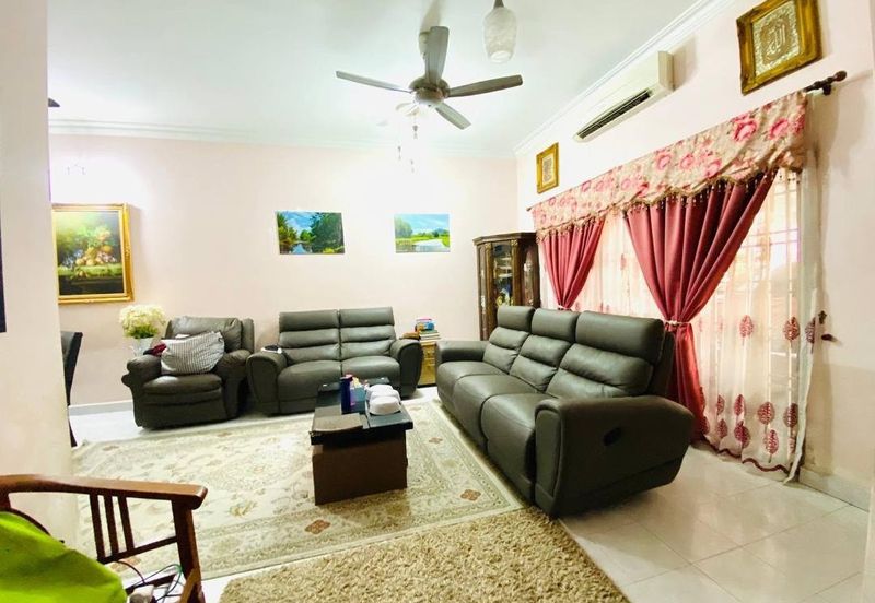 2 Storey Terrace House, Bukit Subang. Shah Alam. 10ft land at Back