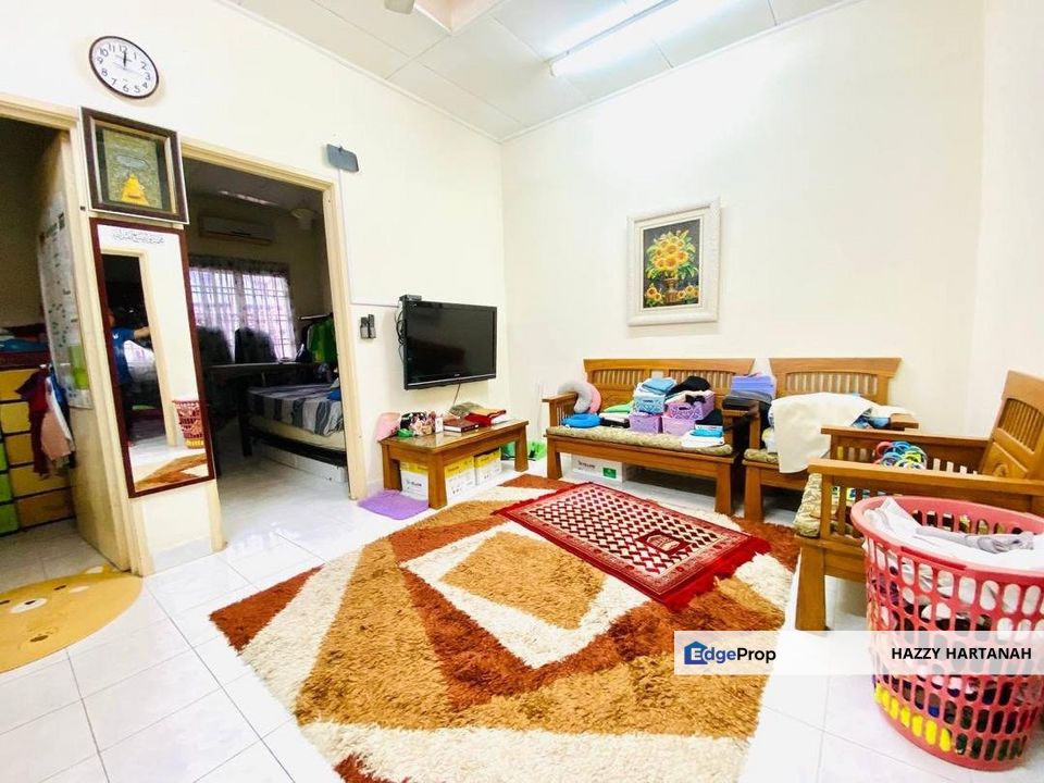 2 Storey Terrace House, Bukit Subang. Shah Alam. 10ft land at Back, Selangor, Bukit Subang