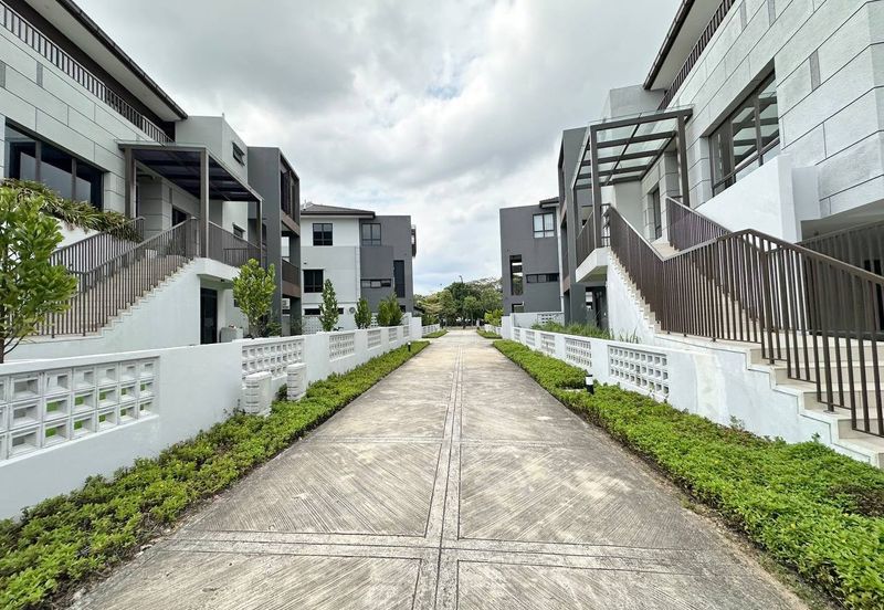 3-STOREY TERRACE END LOT THE MULIA RESIDENCE @ CYBERJAYA FOR SALE !!!