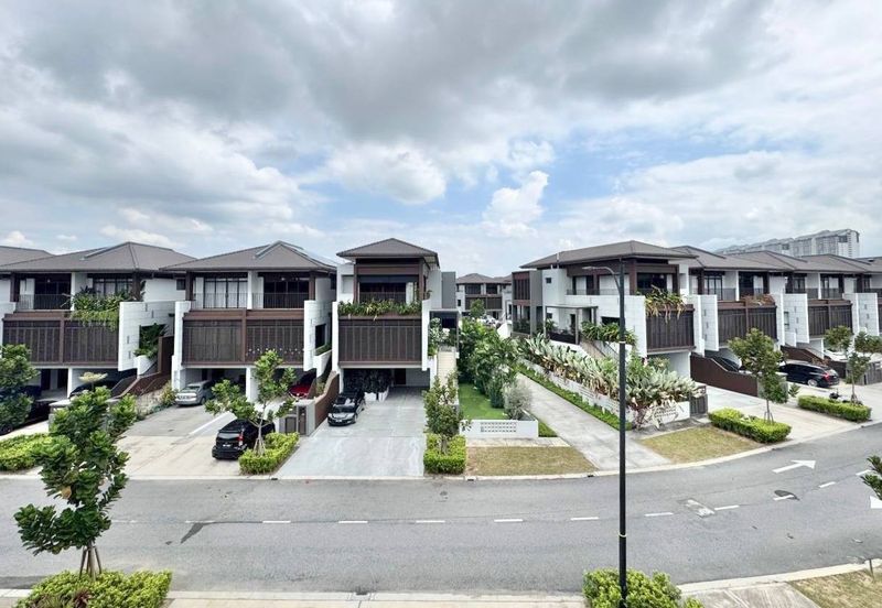 3-STOREY TERRACE END LOT THE MULIA RESIDENCE @ CYBERJAYA FOR SALE !!!