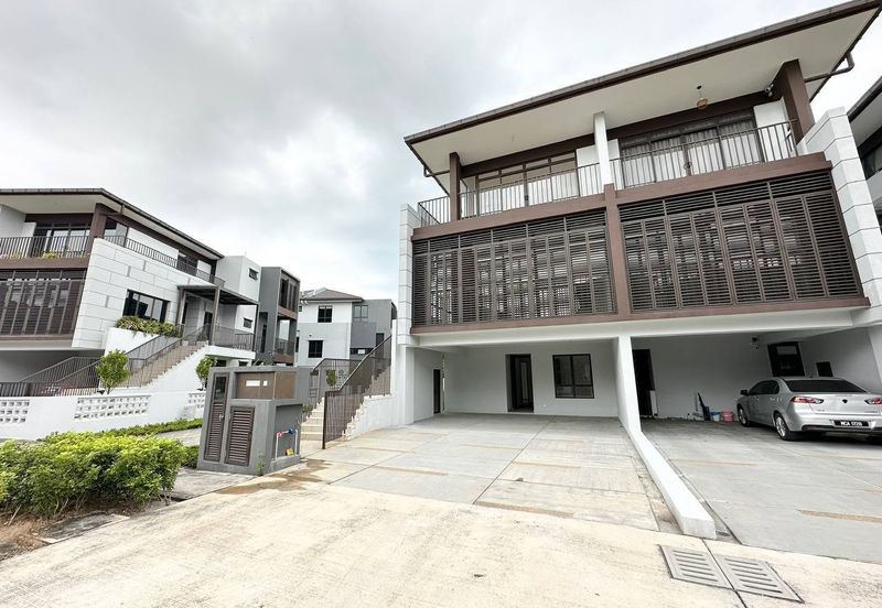 3-STOREY TERRACE END LOT THE MULIA RESIDENCE @ CYBERJAYA FOR SALE !!!
